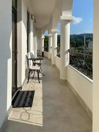 Historische Villa mit laufendem Boutiquehotel-Betrieb & Photovoltaik am Fuße der Karpaten