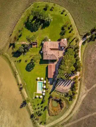 Lantligt gods i Toscana mellan Crete Senesi och Val d’Orcia, Monteroni d'Arbia, Toscana