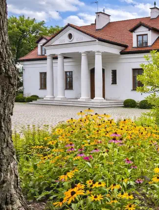 Rekonstruiertes Herrenhaus im Norden von Warschau, 6 Hektar Park, Nebengebäude und Teich, Strzegocin, Masowien