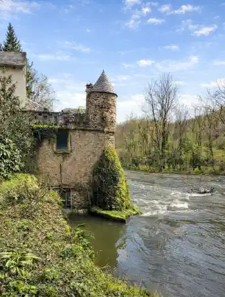 Mølle ved floden med 40 meter vandfald og 6.000 m² skovgrund, Tanus, Occitanie