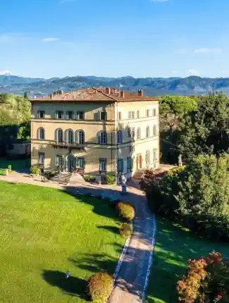 Renaissancevilla mit großem Festsaal und originalen Fresken bei Lucca