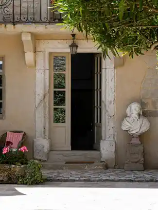 Eiendom med privat bakgård, basseng og middelalderdetaljer nær Uzès, Uzès, Occitanie