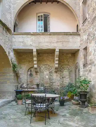 Autentisk residens med innergård och historiska interiörer nära Uzès, Uzès, Occitanie