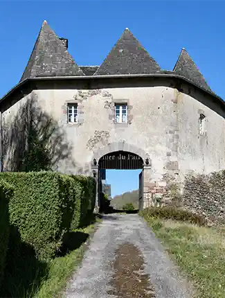Delvist restaureret slot i Corrèze, Nouvelle-Aquitaine, Nouvelle-Aquitaine