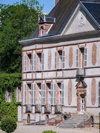 Slott med torn, park och kanal nära Sens, Sens, Bourgogne-Franche-Comté