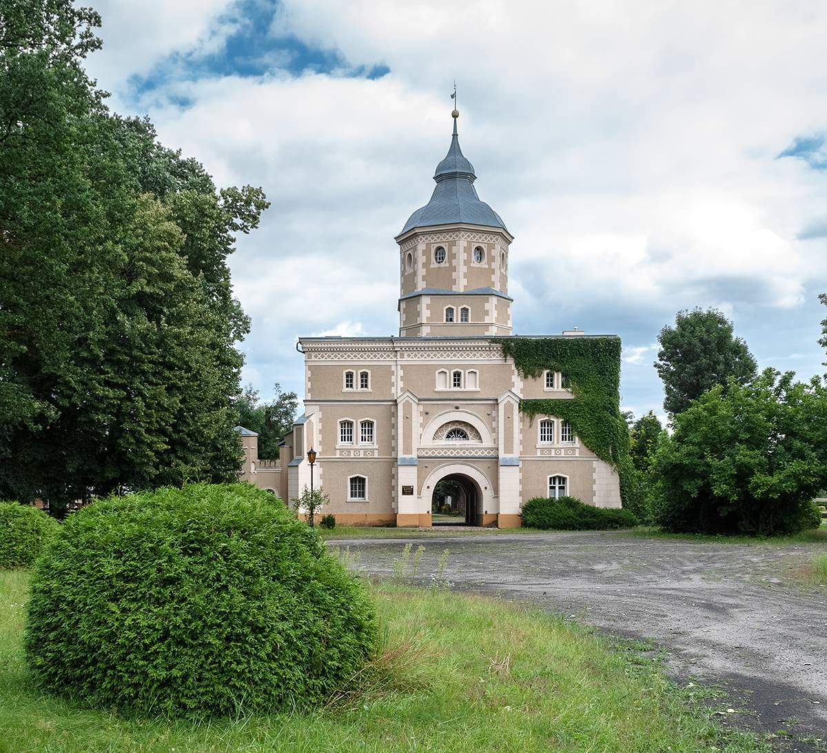 Zespół pałacowy Golejewko, Torhaus