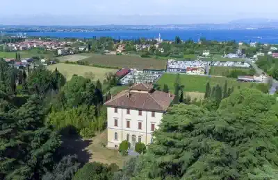 Købstilbud for historiske villaer ved søen i Norditalien