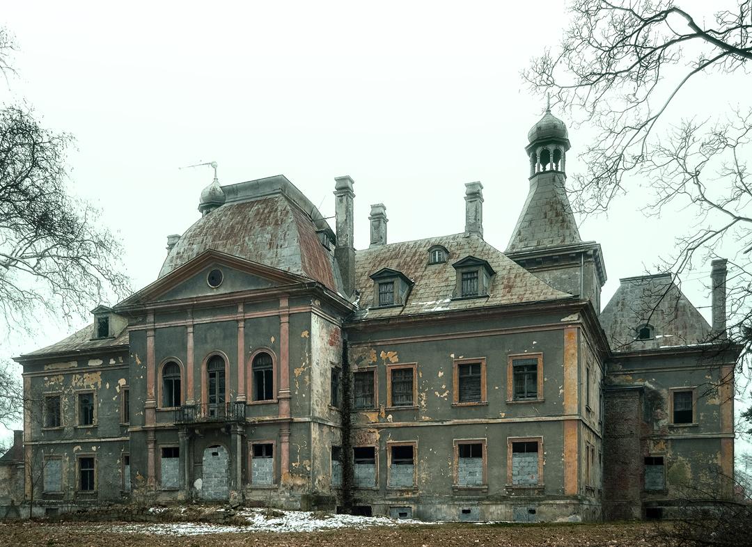 Verlassenes Schloss in Mańczyce, Polen
