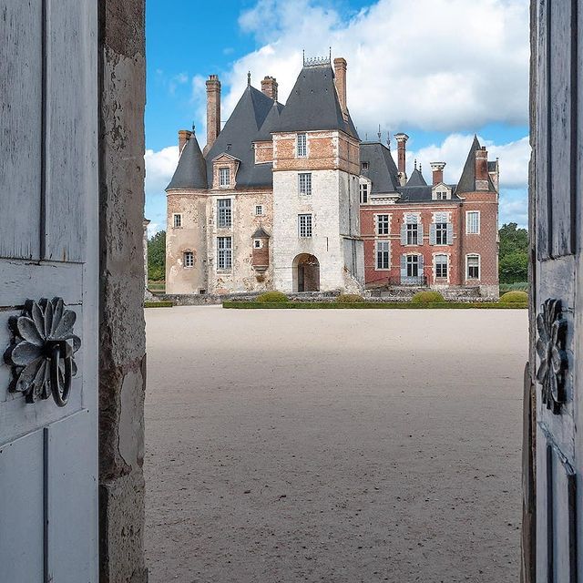 Château in Frankreich auch  international vermarkten